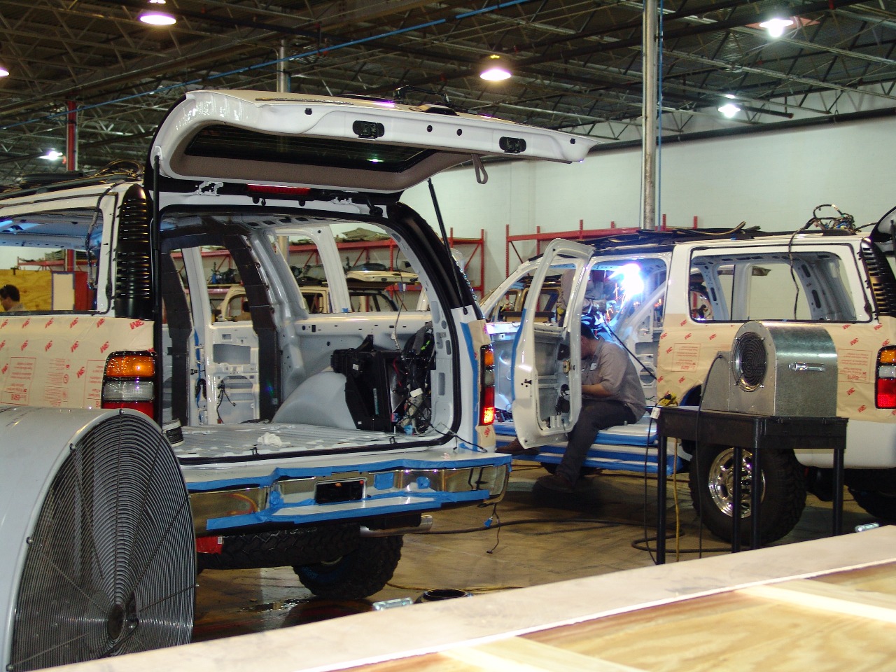 Trabajo de integración de blindaje automotriz en una planta industrial